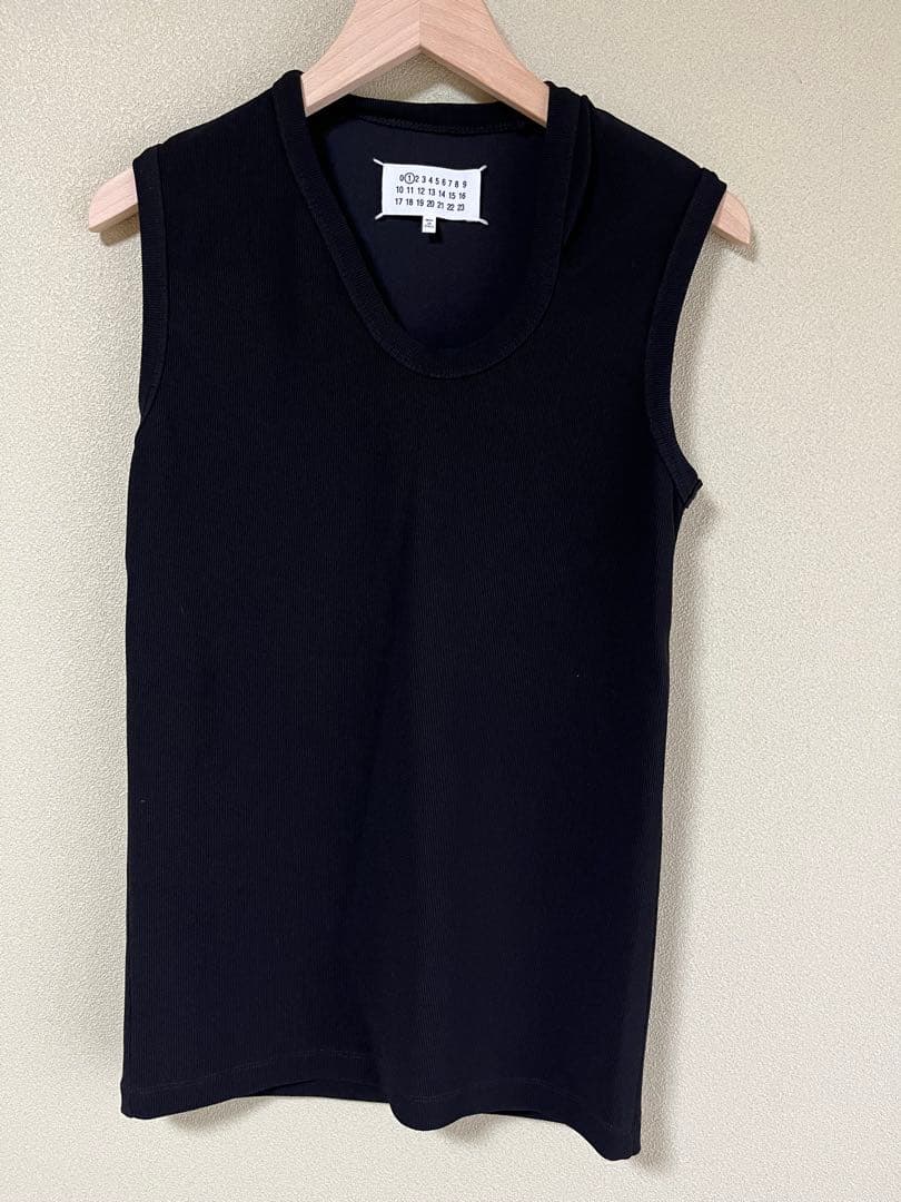 美品 メゾンマルジェラ 変形ネック リブニットタンクトップ　black XS