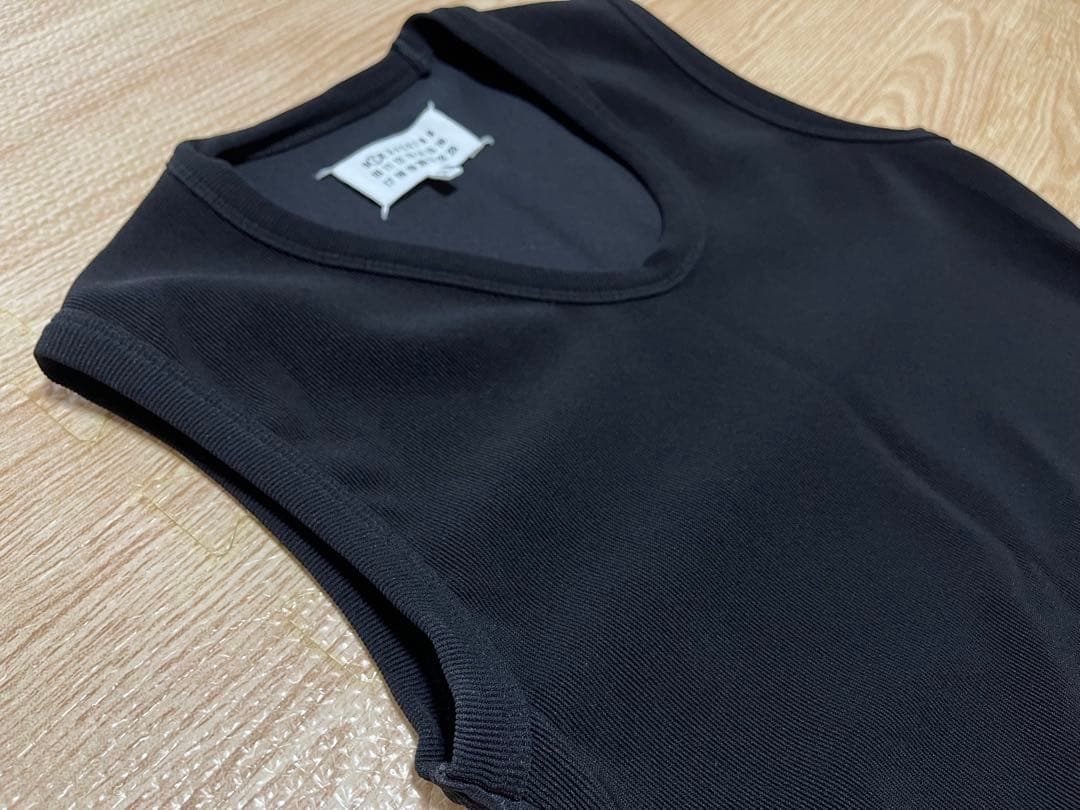 美品 メゾンマルジェラ 変形ネック リブニットタンクトップ　black XS