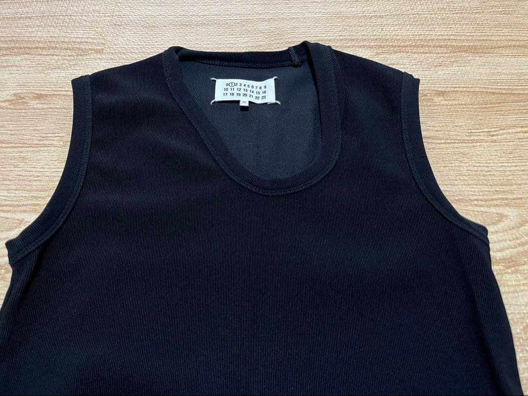 美品 メゾンマルジェラ 変形ネック リブニットタンクトップ　black XS