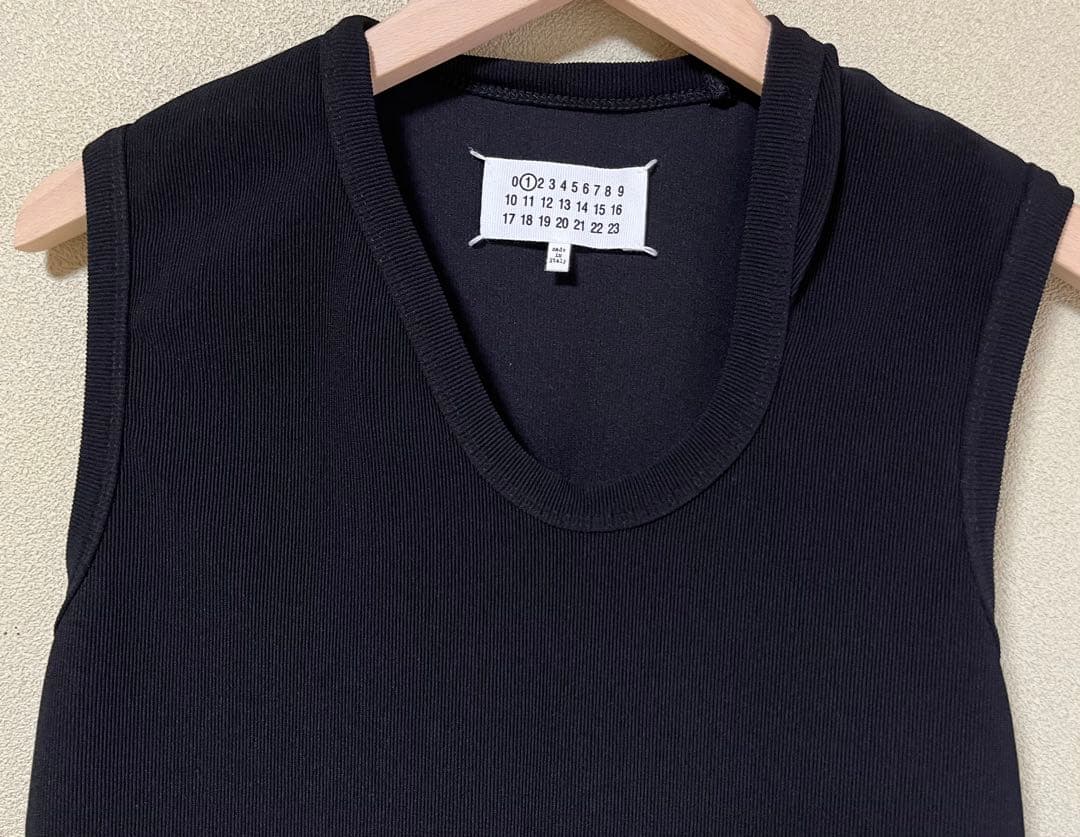 美品 メゾンマルジェラ 変形ネック リブニットタンクトップ　black XS