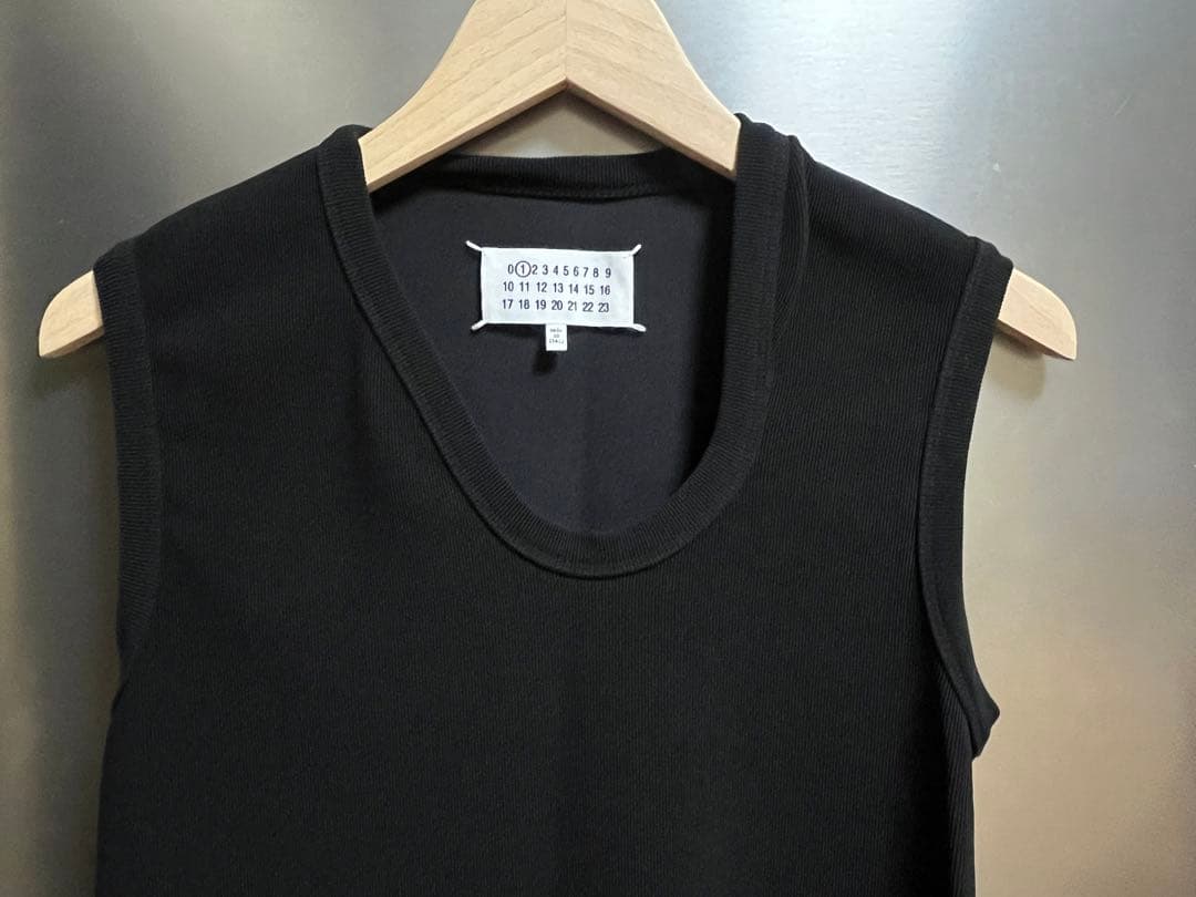 美品 メゾンマルジェラ 変形ネック リブニットタンクトップ　black XS