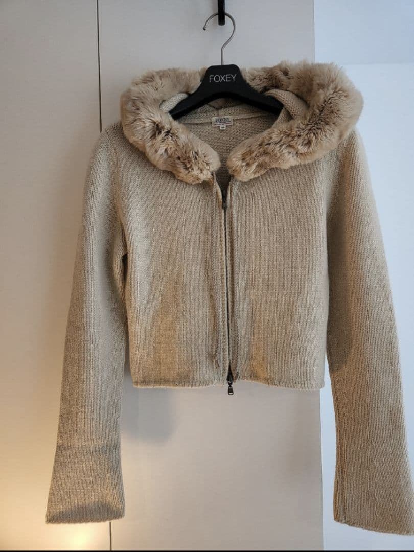 ベージュ フード付き クロップドパーカー