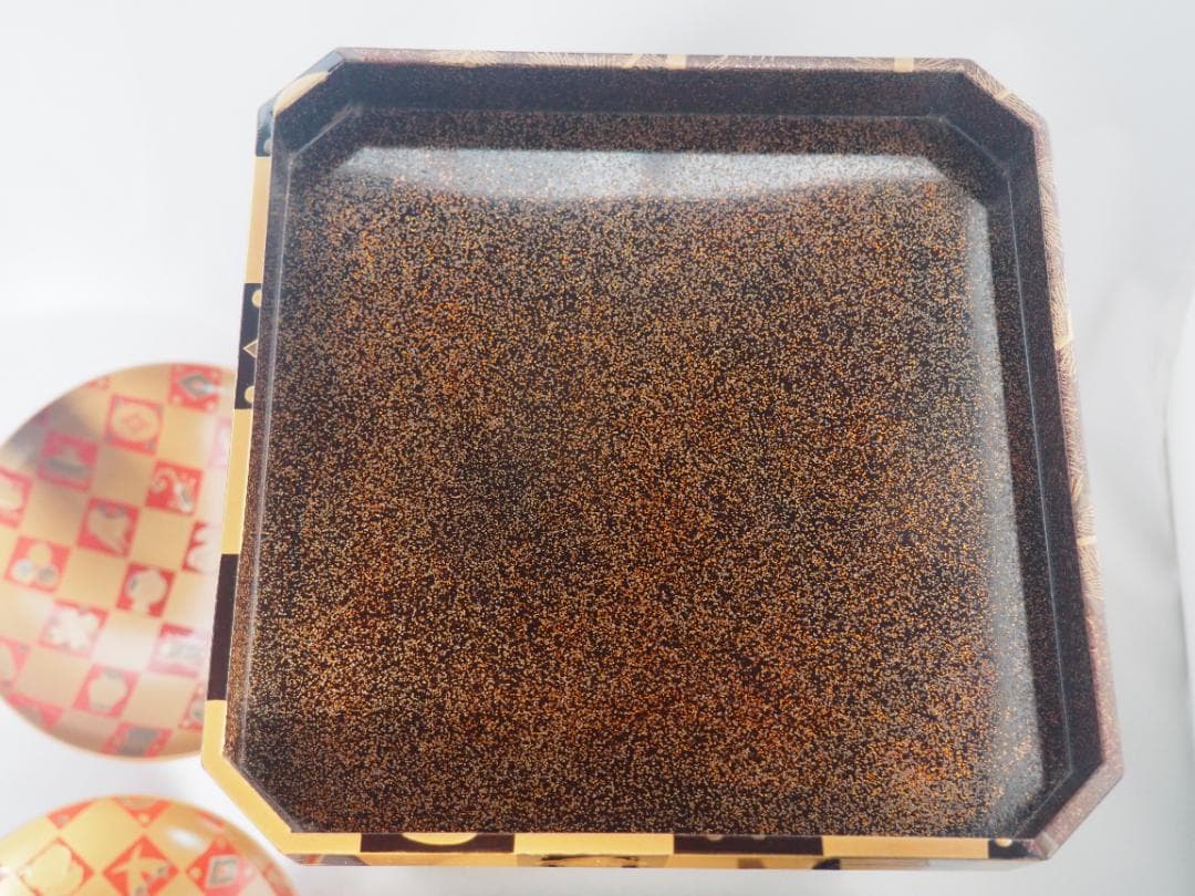 松ニ宝尽くし時代蒔絵花月台・三ッ組盃揃い（時代箱）