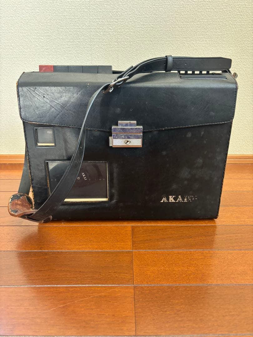 AKAI（アカイ）のポータブルビデオカメラとその関連機器一式 (ジャンク品)