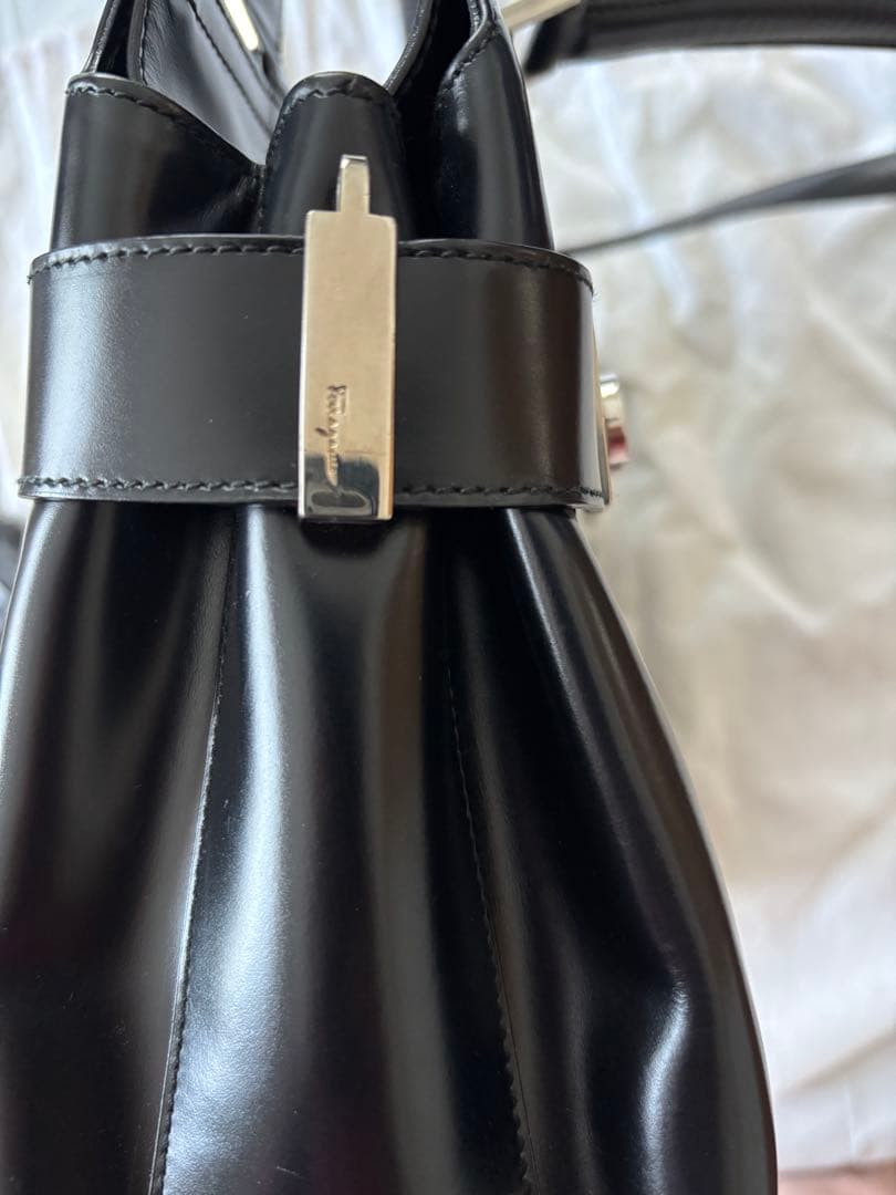 【フェラガモ】皮革ビジネスバッグ