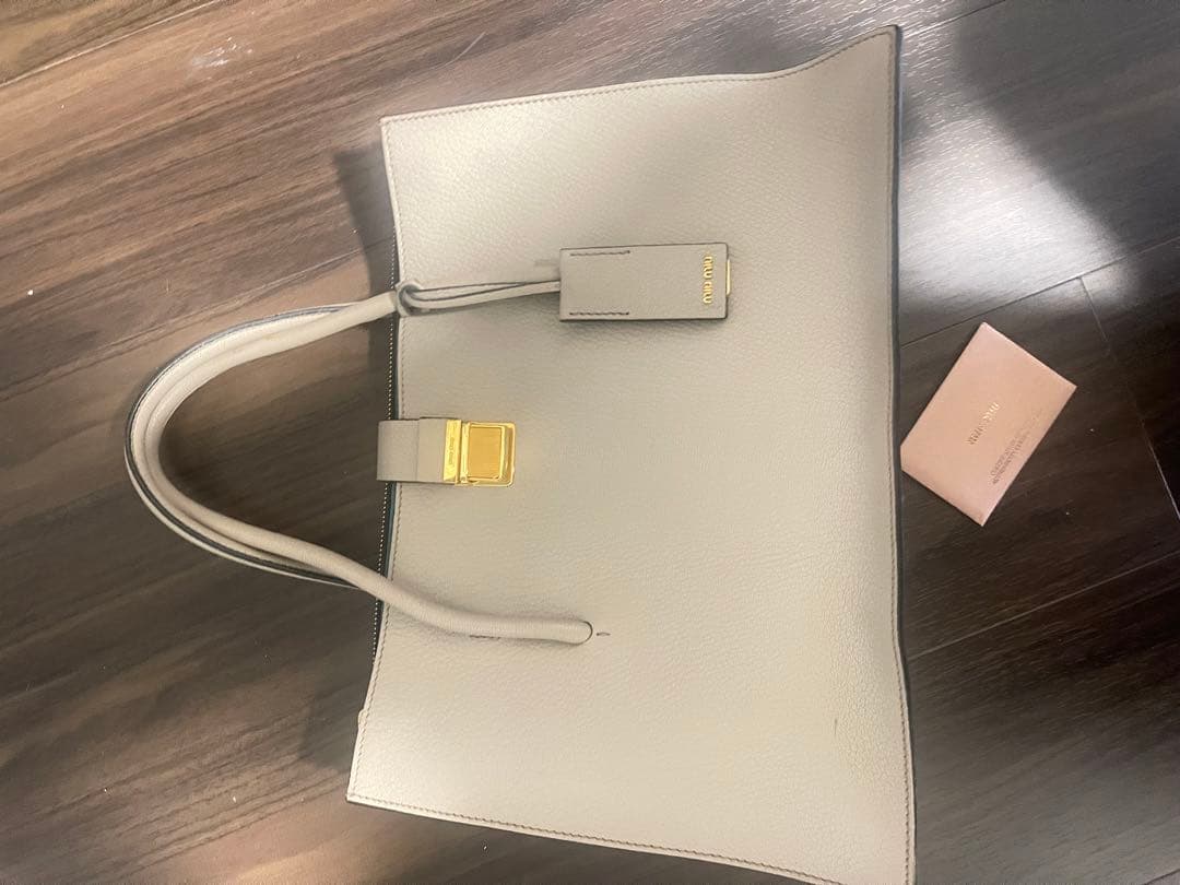 MIU MIU ベージュ レザー トートバッグ