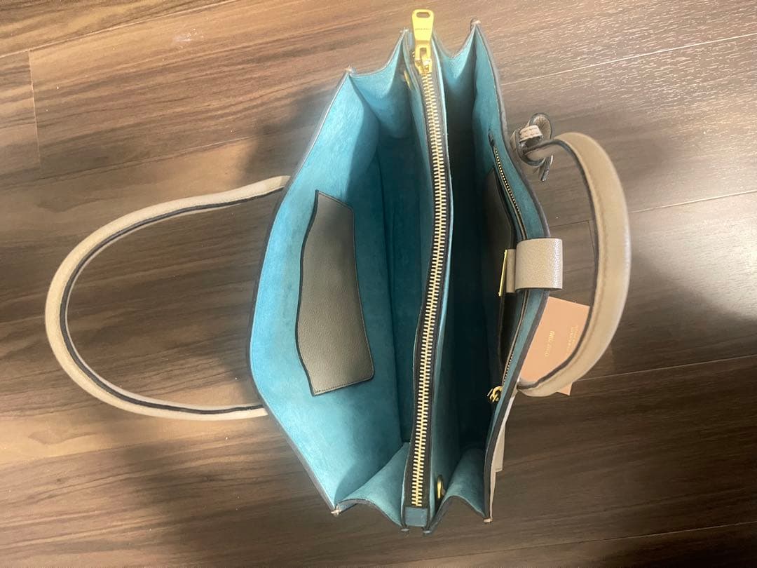 MIU MIU ベージュ レザー トートバッグ