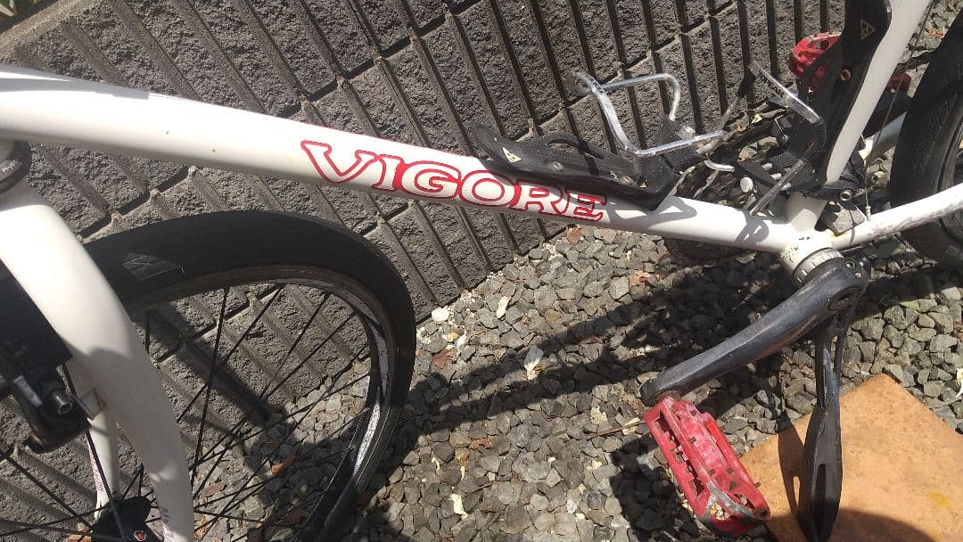 下町育ちさん専用 人気のビゴーレ。 ホワイト クロスバイク 赤色ペダル付き