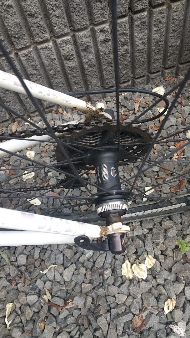 下町育ちさん専用 人気のビゴーレ。 ホワイト クロスバイク 赤色ペダル付き