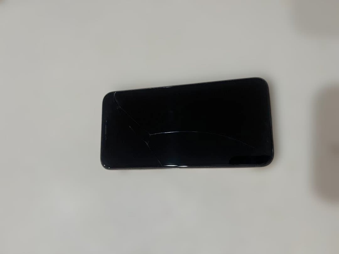 iPhone XSゴールド 64GB　バッテリー残量76％　画面にヒビあり