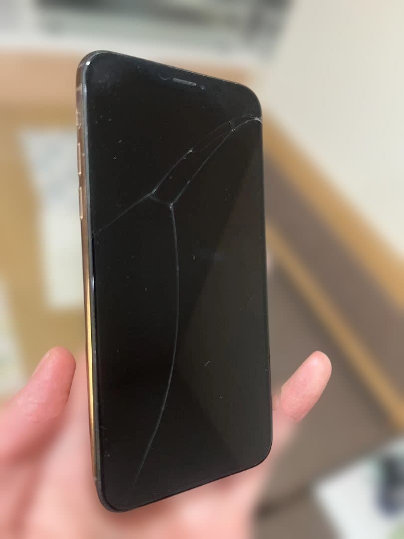 iPhone XSゴールド 64GB　バッテリー残量76％　画面にヒビあり