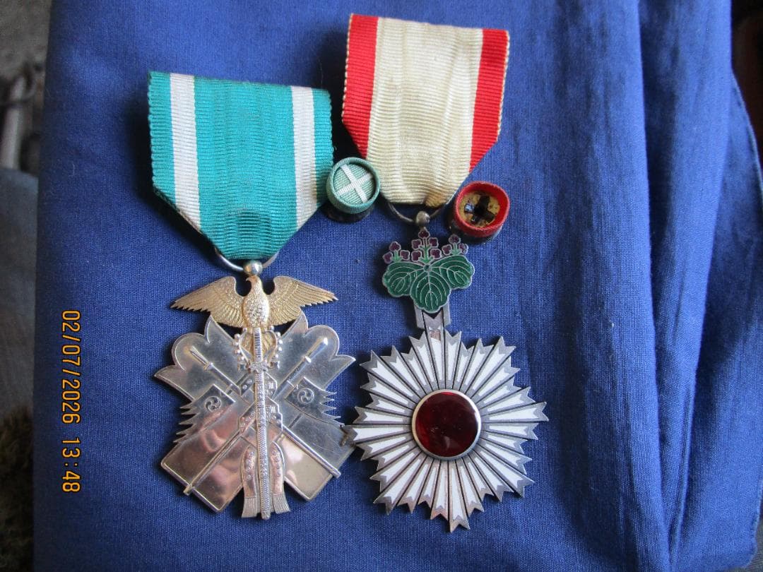 勲章　功七級金鵄章　旭日章　旧日本軍　勲章メダル 　箱なし　2組