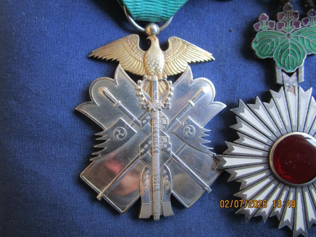 勲章　功七級金鵄章　旭日章　旧日本軍　勲章メダル 　箱なし　2組