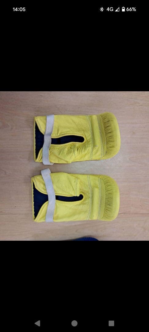 Winning ウイニング グローブ パンチング　赤　黄色　青