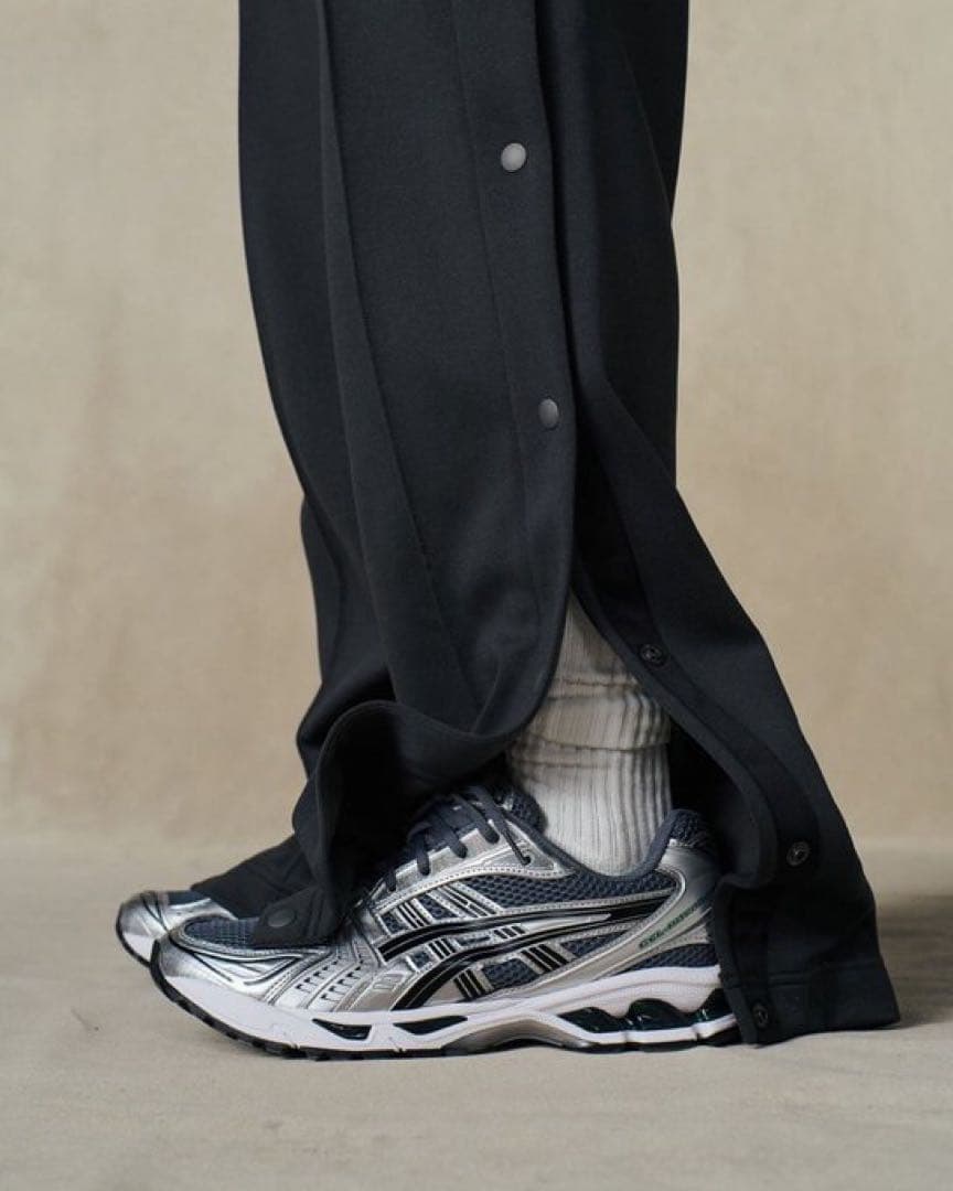 新品asics スナップボタントラックパンツ　ゲルカヤノ14 kiko ジャージ