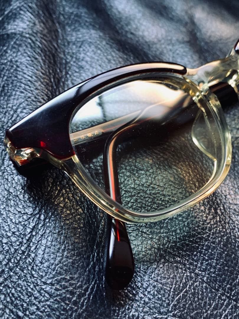 白山眼鏡「POST 」　ボルドー&キハク色の色気立つコンビフレーム