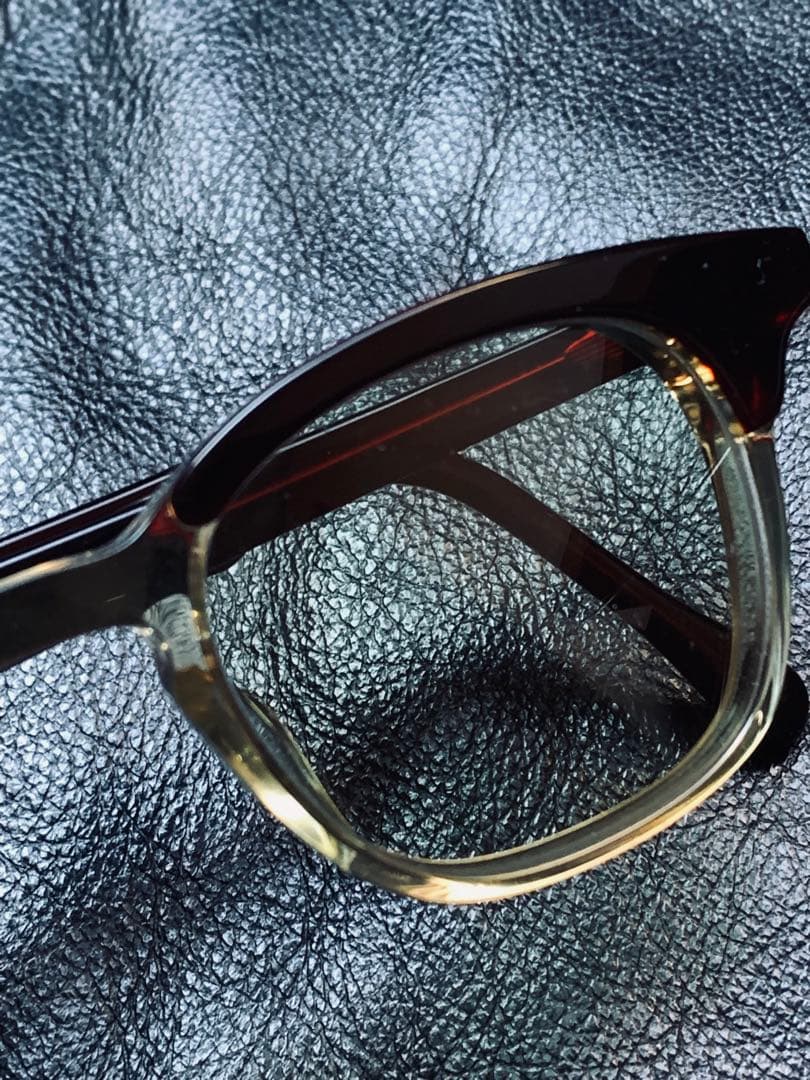 白山眼鏡「POST 」　ボルドー&キハク色の色気立つコンビフレーム