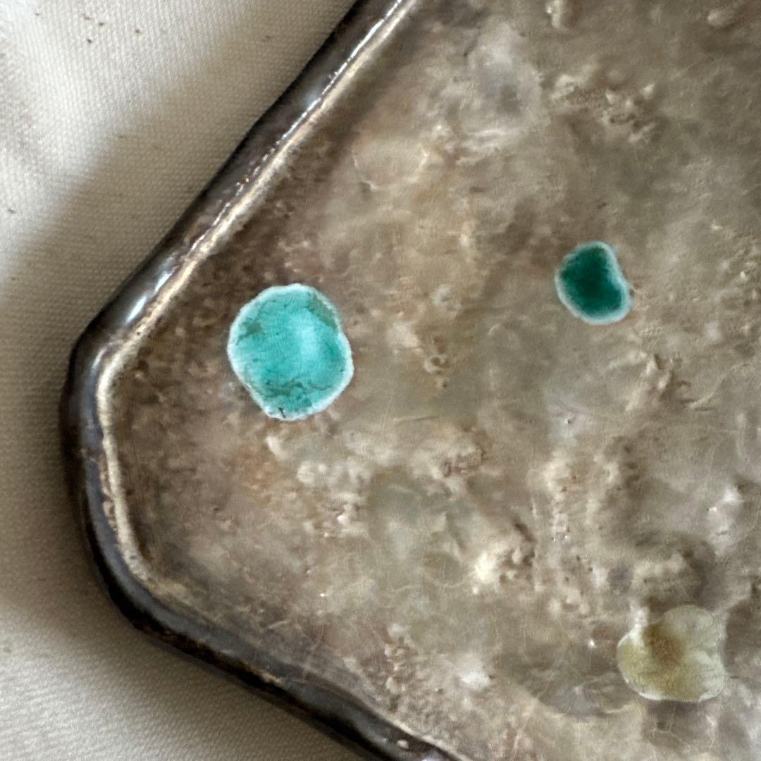 魯山人写し　玉色　緑色と黄色の点模様の皿　銀彩水　美品