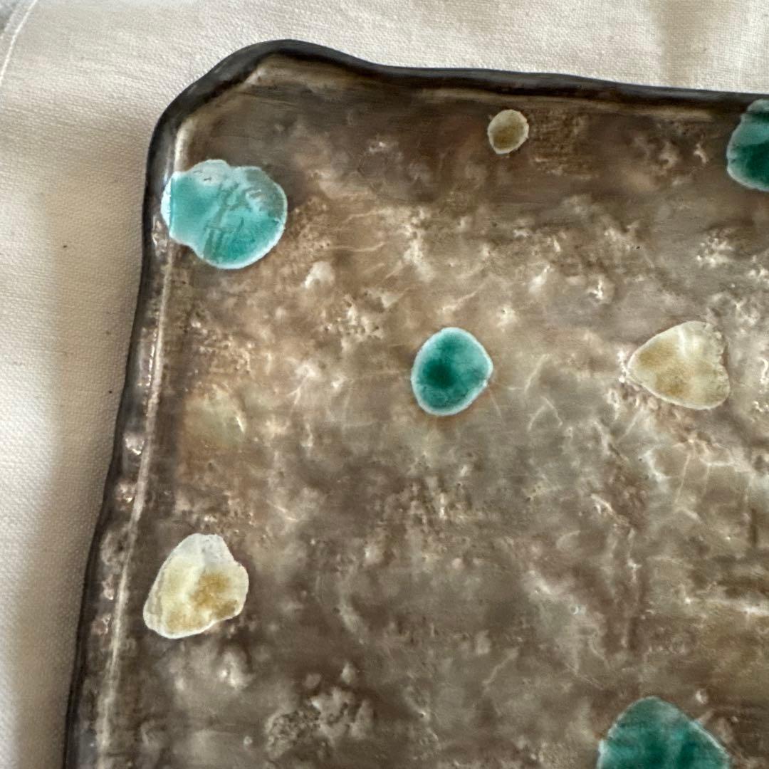 魯山人写し　玉色　緑色と黄色の点模様の皿　銀彩水　美品