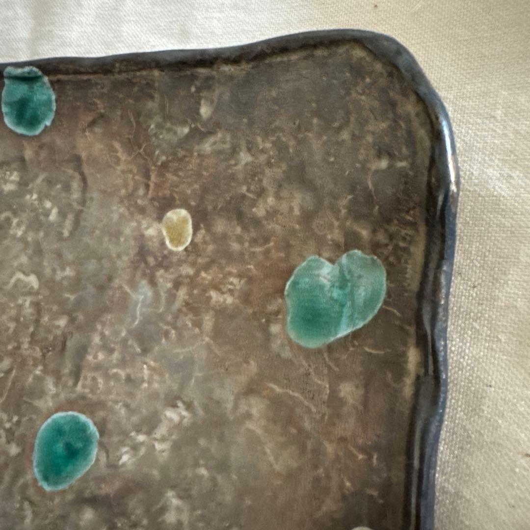 魯山人写し　玉色　緑色と黄色の点模様の皿　銀彩水　美品