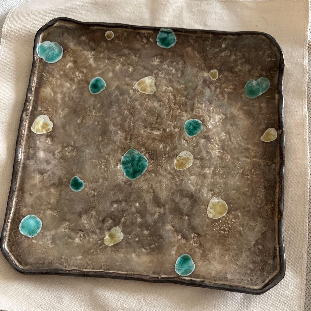 魯山人写し　玉色　緑色と黄色の点模様の皿　銀彩水　美品