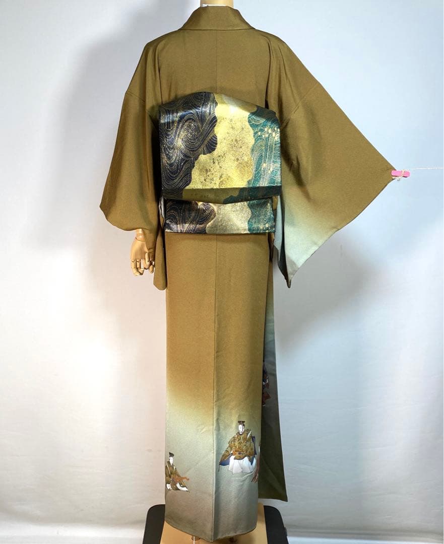 1968★角度で見える唐草地紋様★オリーブ色　静穏　雅楽人物柄★訪問着セット★