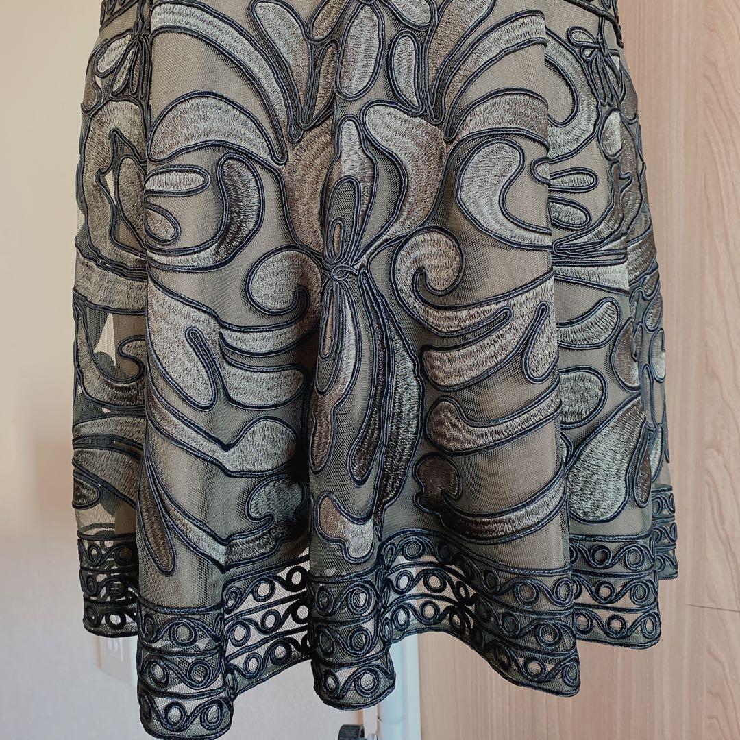 【新品】ダイアグラム コード刺繍フレアワンピース／カーキ