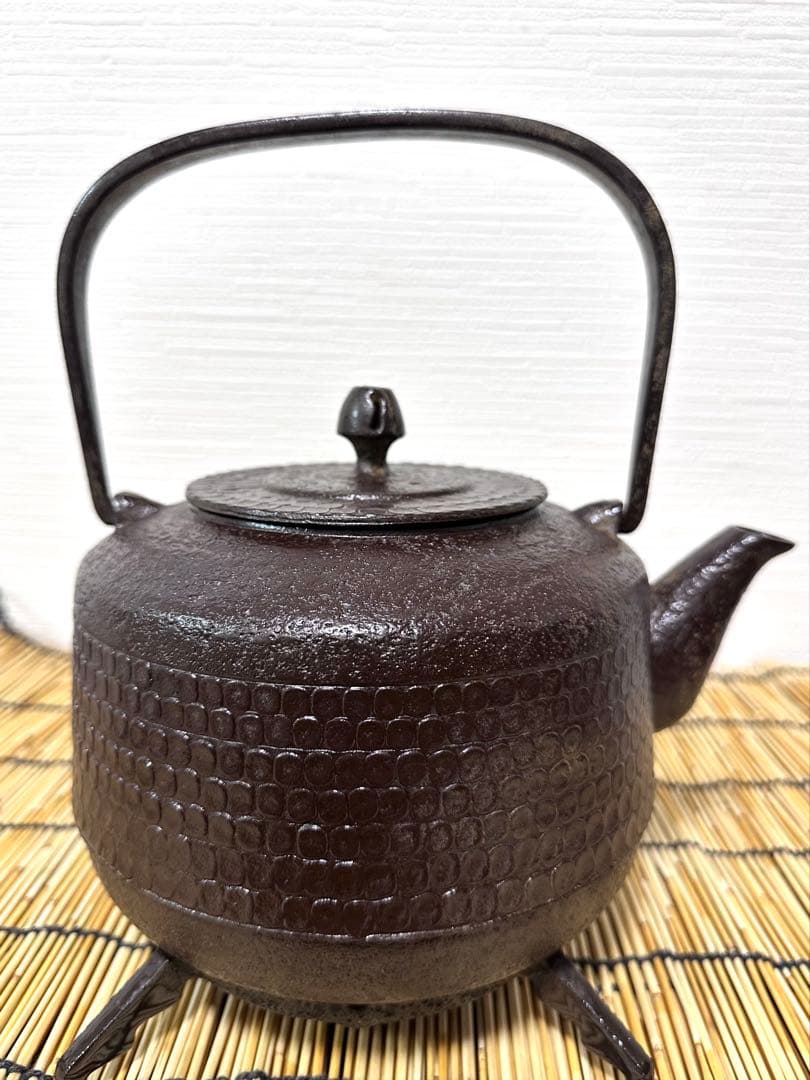 未使用品　南部藩釜師鈴木主膳堂　十代鈴木 忠兵衛(徳之助)作２２型槌目　南部鉄瓶