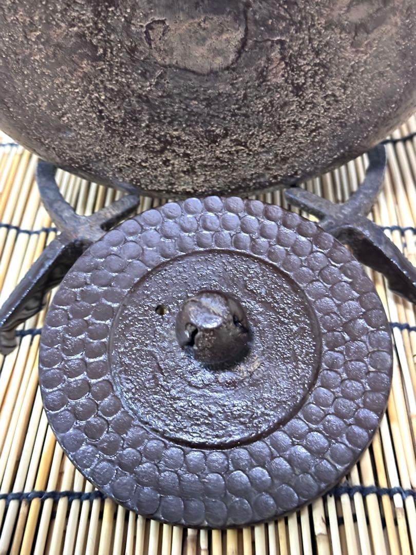 未使用品　南部藩釜師鈴木主膳堂　十代鈴木 忠兵衛(徳之助)作２２型槌目　南部鉄瓶