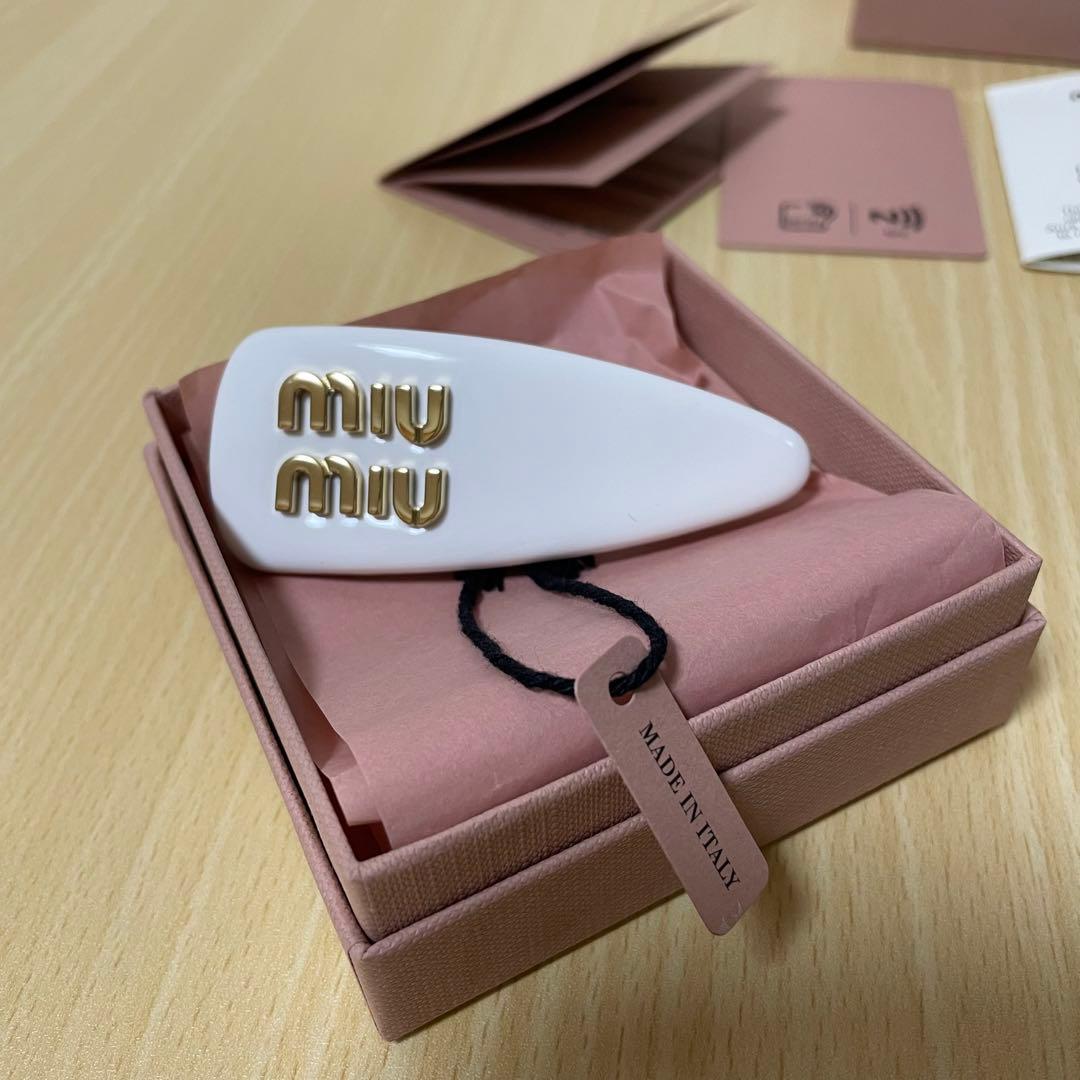 未使用　miumiu パテントレザーヘアクリップ　ヘアピン　ホワイト