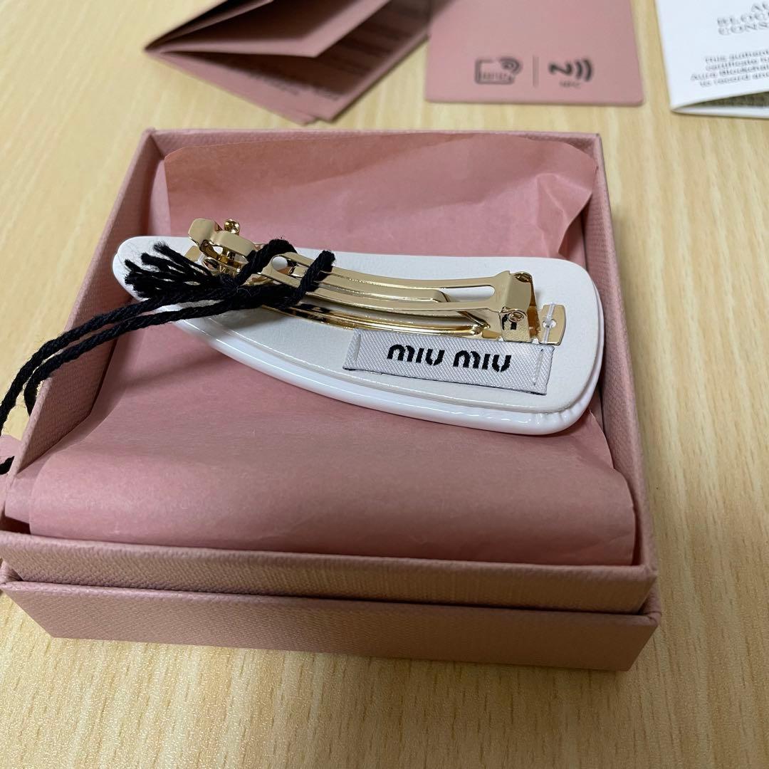 未使用　miumiu パテントレザーヘアクリップ　ヘアピン　ホワイト