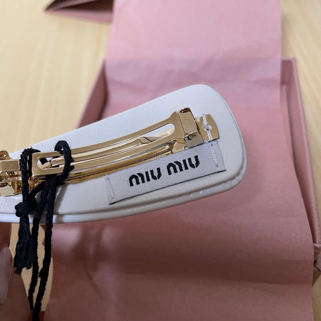 未使用　miumiu パテントレザーヘアクリップ　ヘアピン　ホワイト