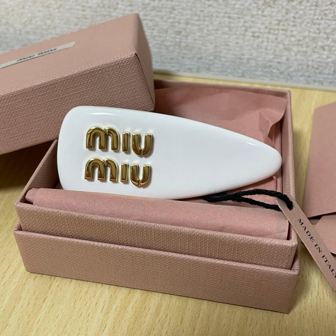 未使用　miumiu パテントレザーヘアクリップ　ヘアピン　ホワイト
