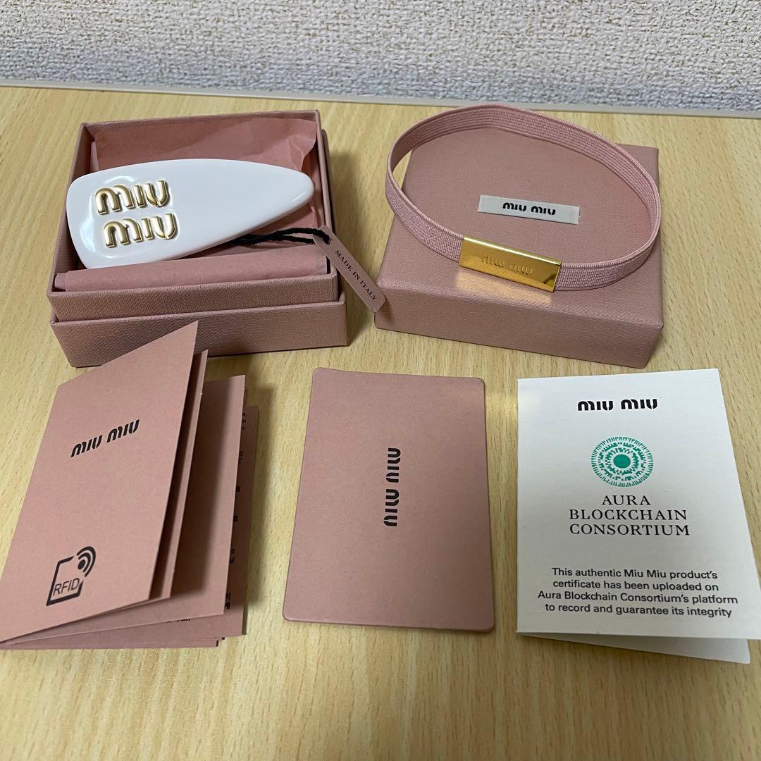 未使用　miumiu パテントレザーヘアクリップ　ヘアピン　ホワイト