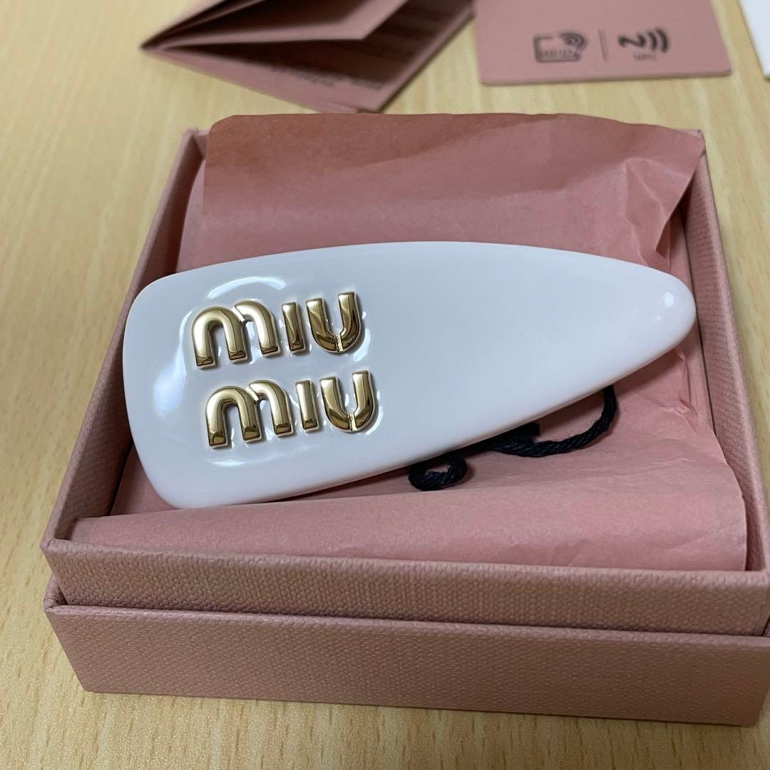 未使用　miumiu パテントレザーヘアクリップ　ヘアピン　ホワイト
