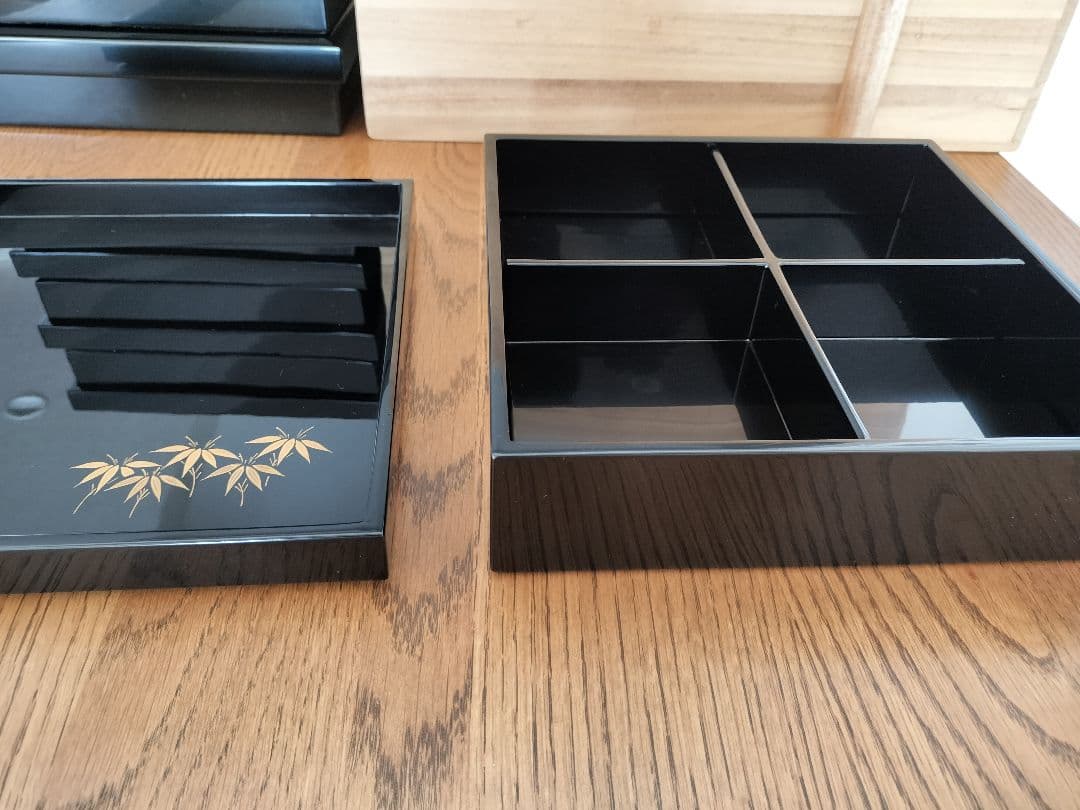 輪島塗 松花堂膳　~5客セット 黒漆器 金彩竹の絵柄付き 桐箱付き