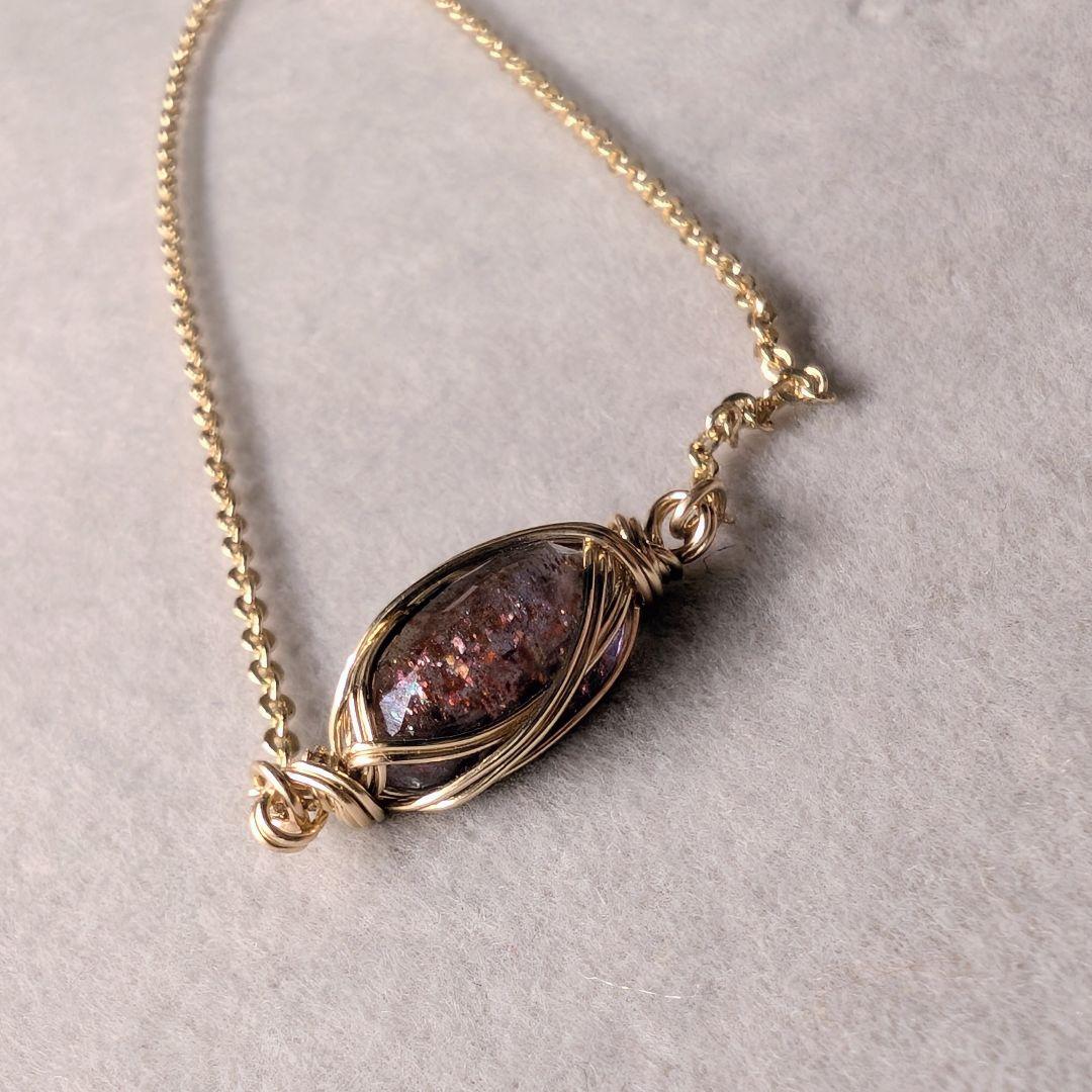 ブラッドショットアイオライトのブレス　14kgfワイヤーラップ