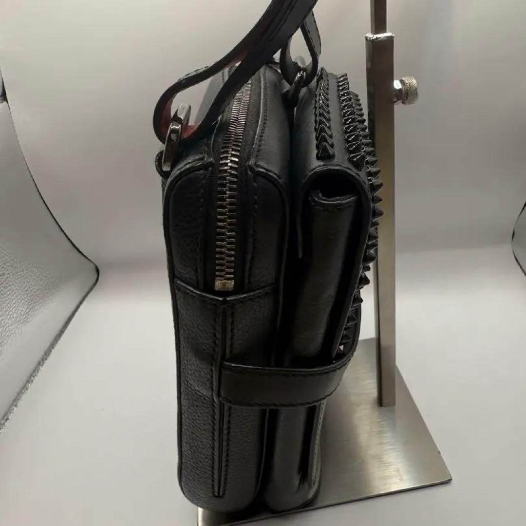 美品　クリスチャンルブタン ベンチリポーター レザー×スタッズ ショルダーバッグ