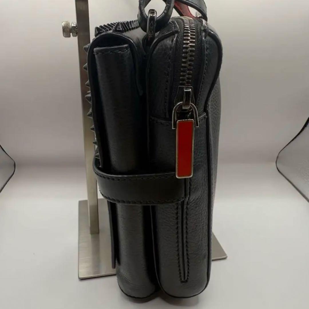 美品　クリスチャンルブタン ベンチリポーター レザー×スタッズ ショルダーバッグ