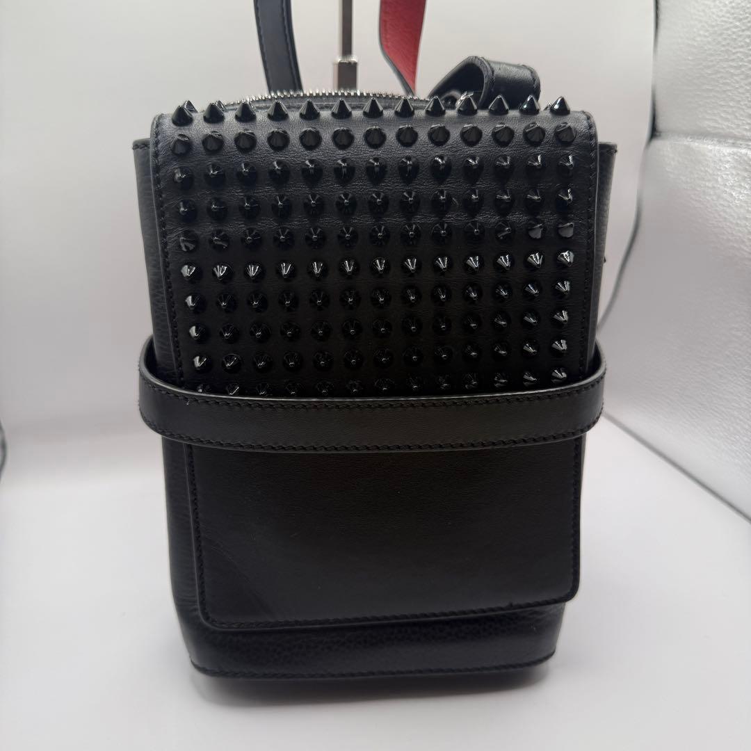 美品　クリスチャンルブタン ベンチリポーター レザー×スタッズ ショルダーバッグ