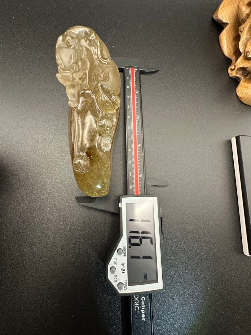 ゴールドルチル彫物（貔貅）台座つき！