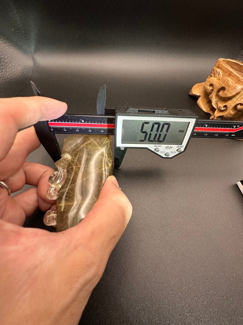 ゴールドルチル彫物（貔貅）台座つき！