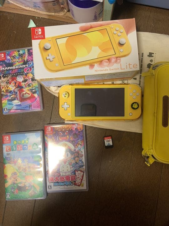 Switch light  スイッチライト　イエロー本体ソフト4本