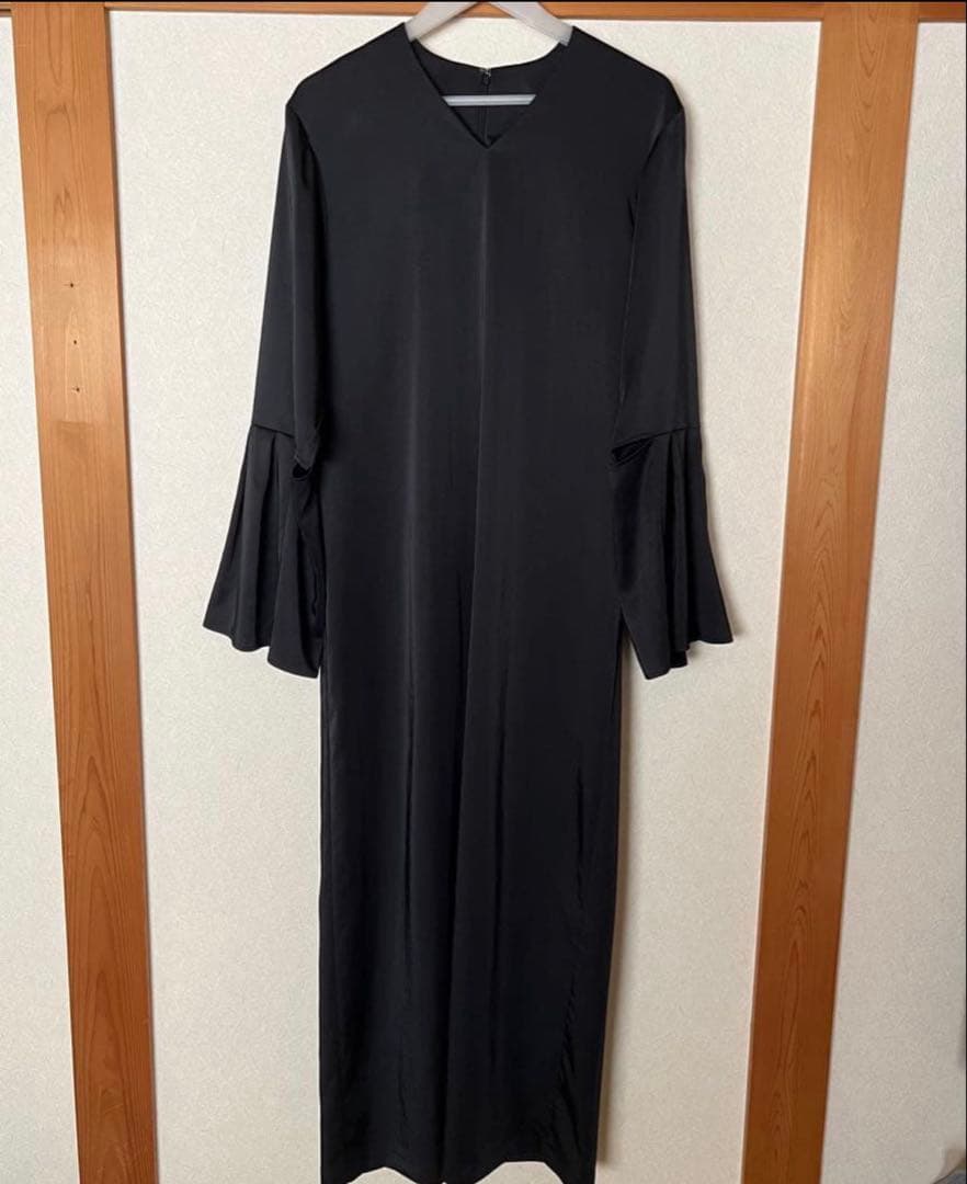 RIM.ARK黒いロングワンピース Vネック フレアスリーブ
