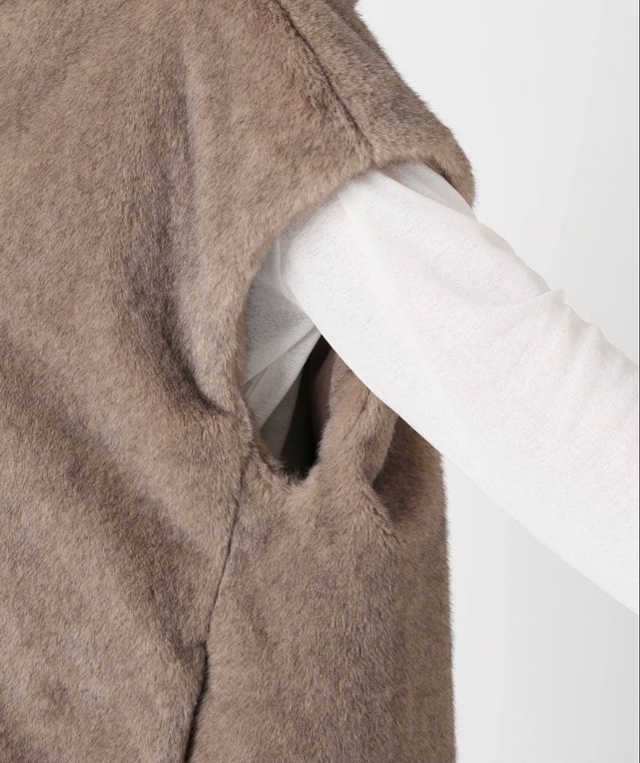 B.C STOCK フード付ミンク調ベスト