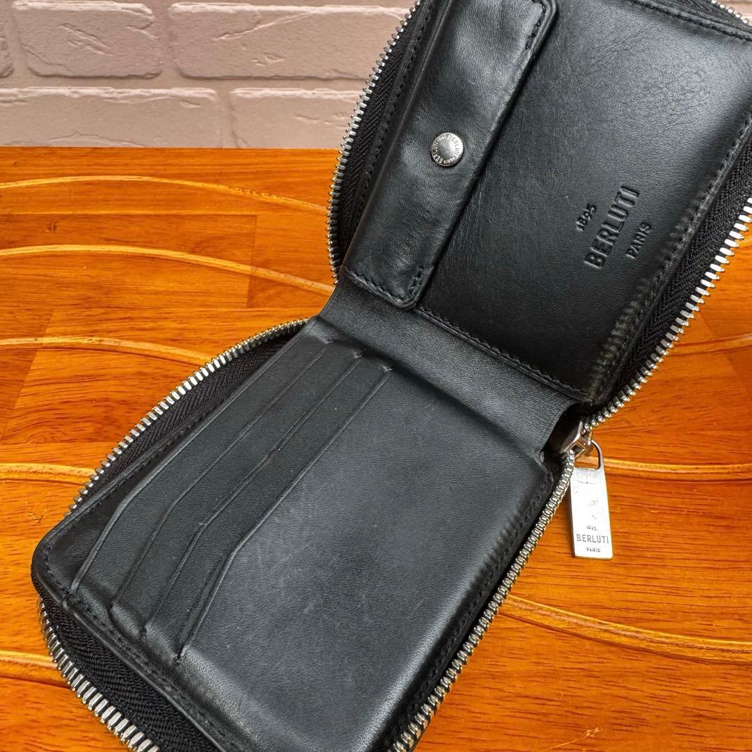 【人気モデル】ベルルッティ イタウバスクエア スクリットレザー ジップウォレット