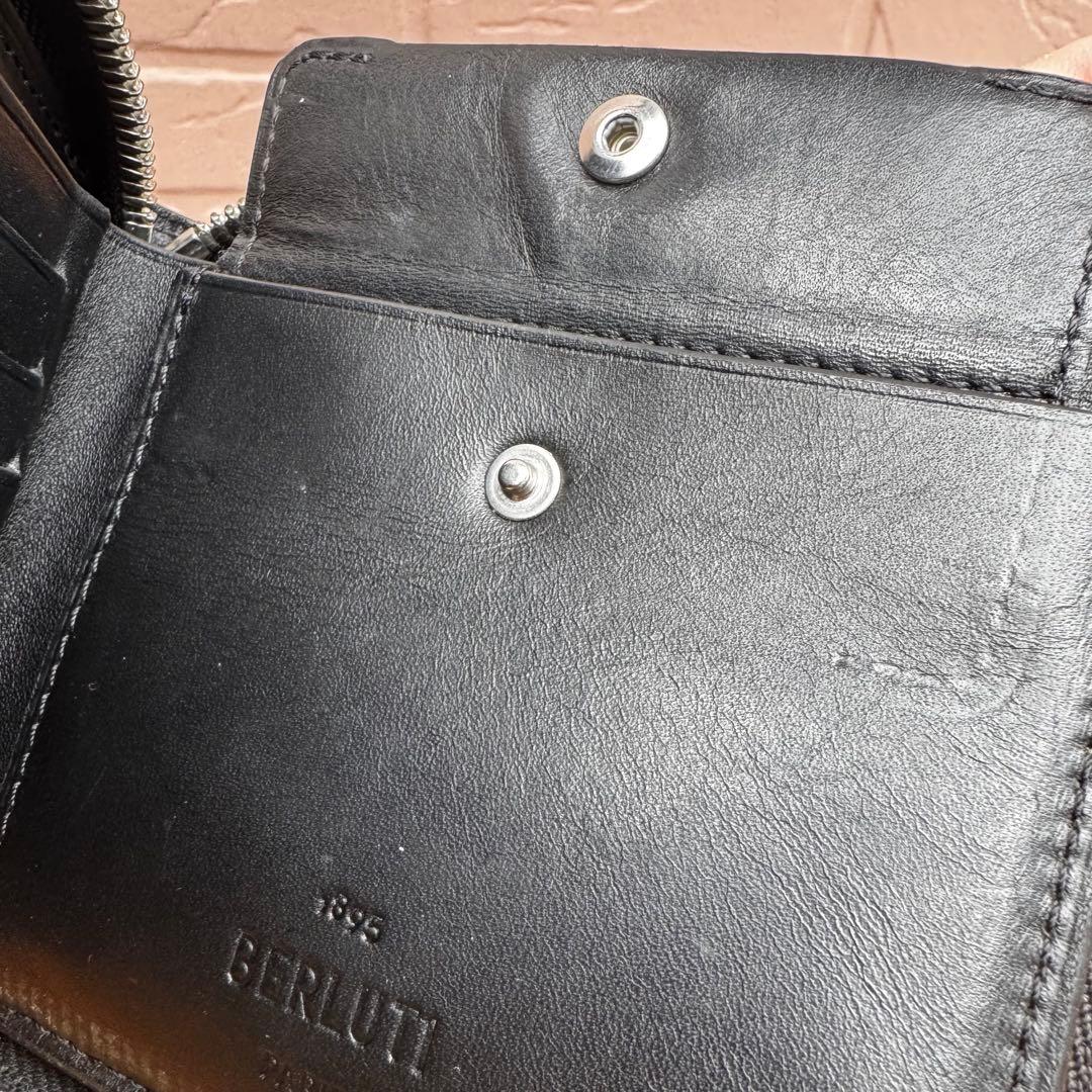 【人気モデル】ベルルッティ イタウバスクエア スクリットレザー ジップウォレット