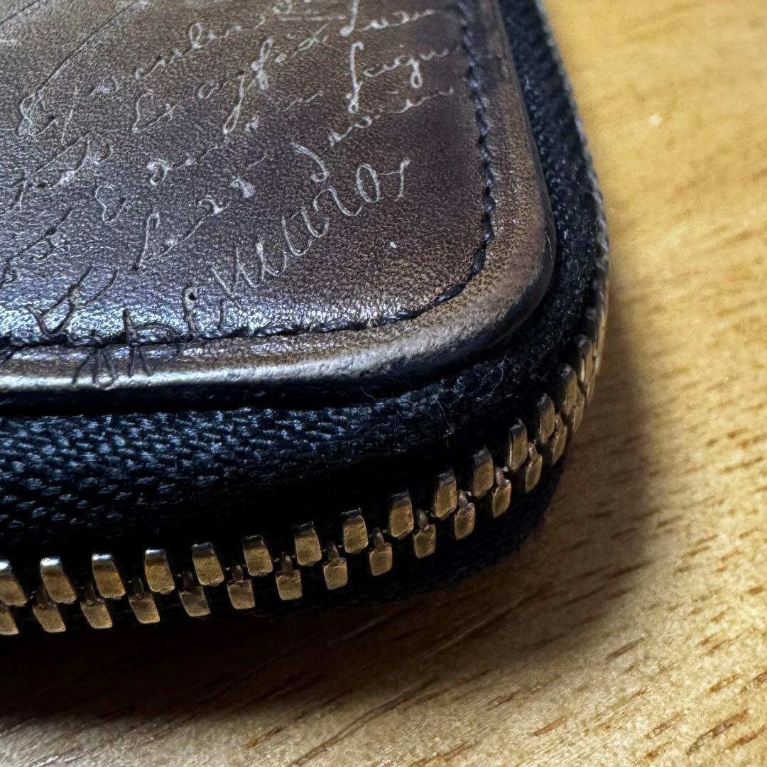 【人気モデル】ベルルッティ イタウバスクエア スクリットレザー ジップウォレット