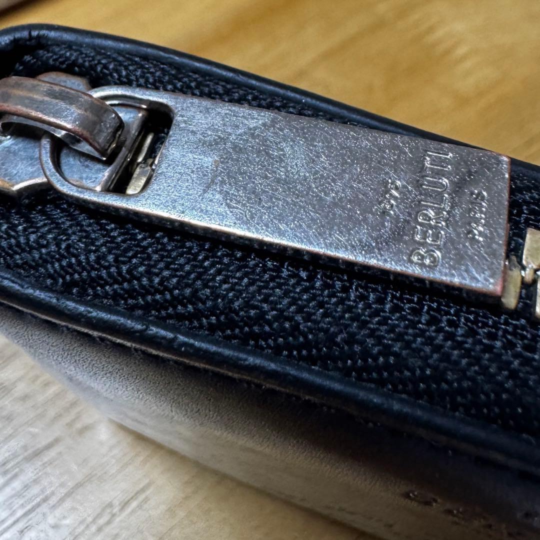 【人気モデル】ベルルッティ イタウバスクエア スクリットレザー ジップウォレット