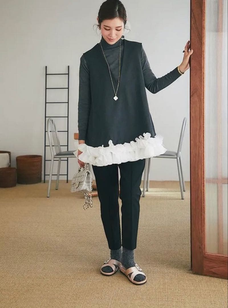 セブンテン seventen by mihokawahitoフリルトリムトップス